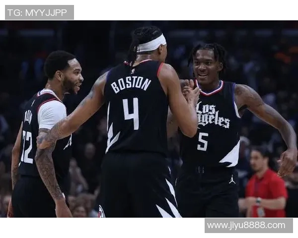 305爵士与灰熊激战正酣球员表现引发球迷热议与期待